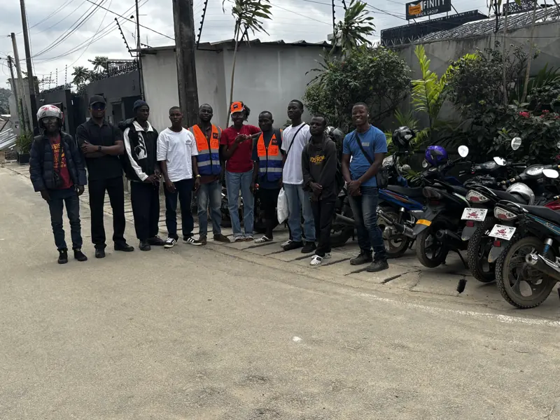 L'équipe de livreurs devant le local, motos alignées
