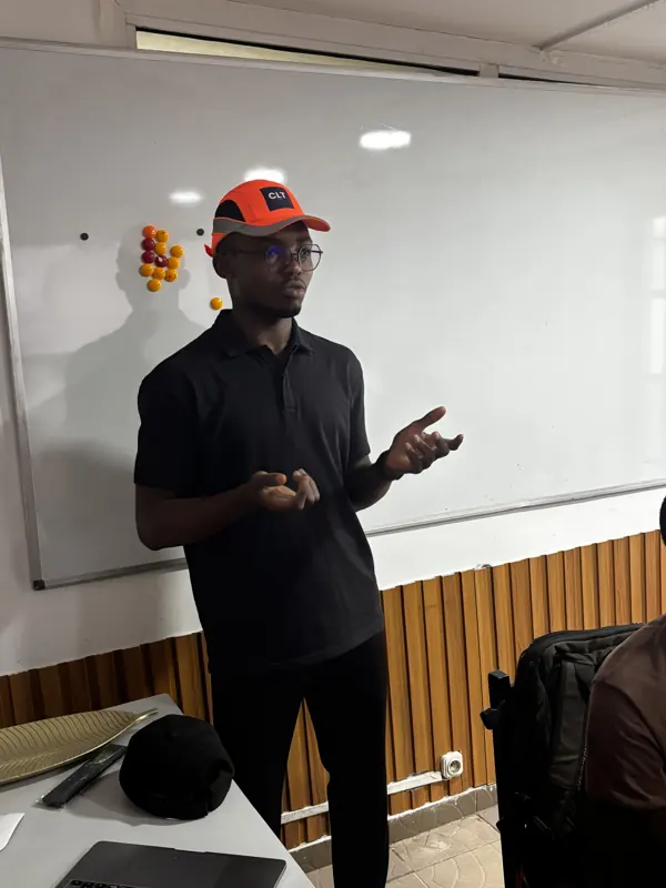 Formation des livreurs devant le tableau