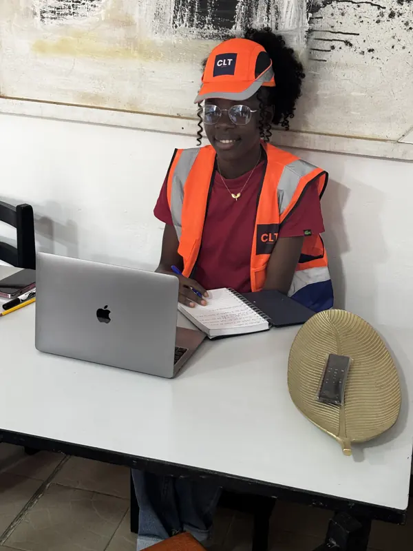 La responsable suit les colis au bureau